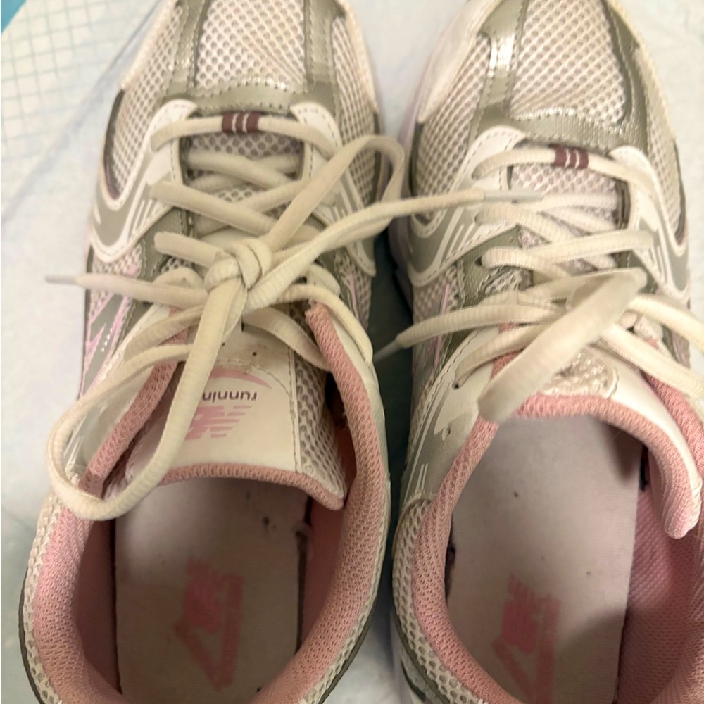New balance tennis shoes